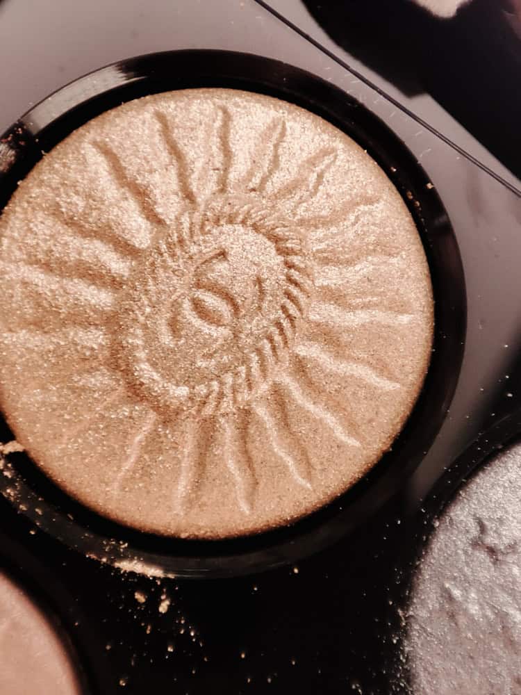 A closeup photo of a CHANEL limited edition eyeshadow shade of the Les 4 Ombres Bouton Stellaire palet. Taken by artist, Hanli, at a live event illustration activation, in store in Cape Town.